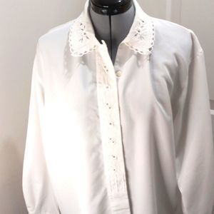 Appraisal Size Med  Embroidered  lacy Blouse